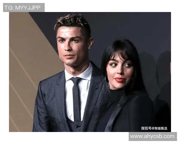 足球明星们的魅力伴侣们揭示了爱情与成功的完美结合